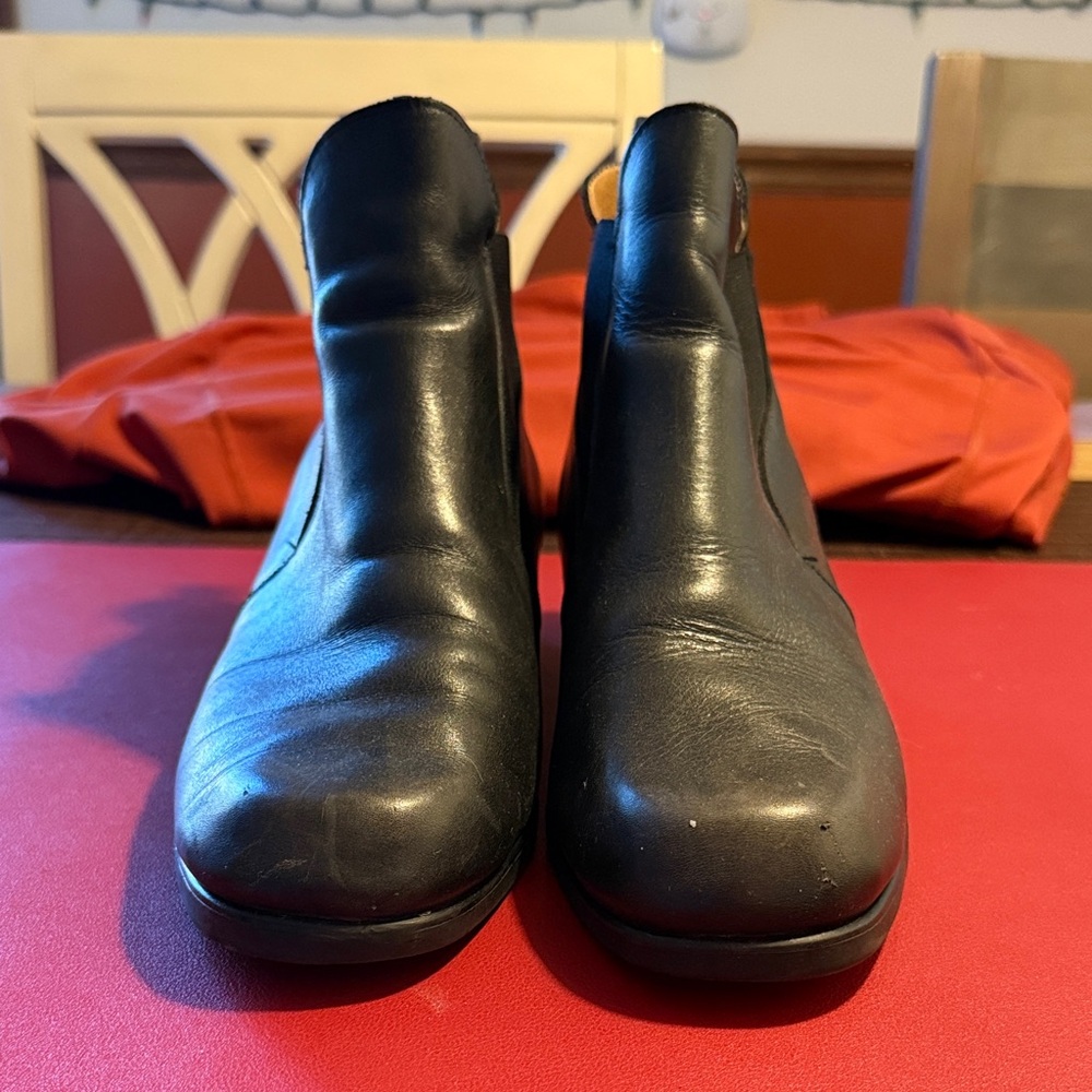 SANTANA Canada Leather Women’s Boots. Size 9.5